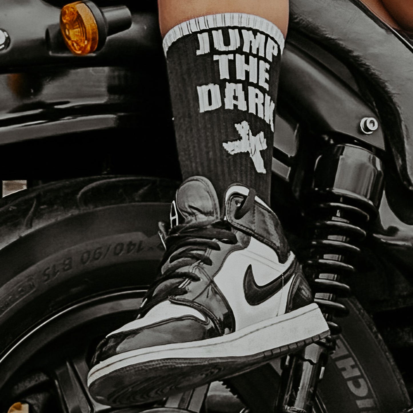 DARK STEPPER CREW SOCKS